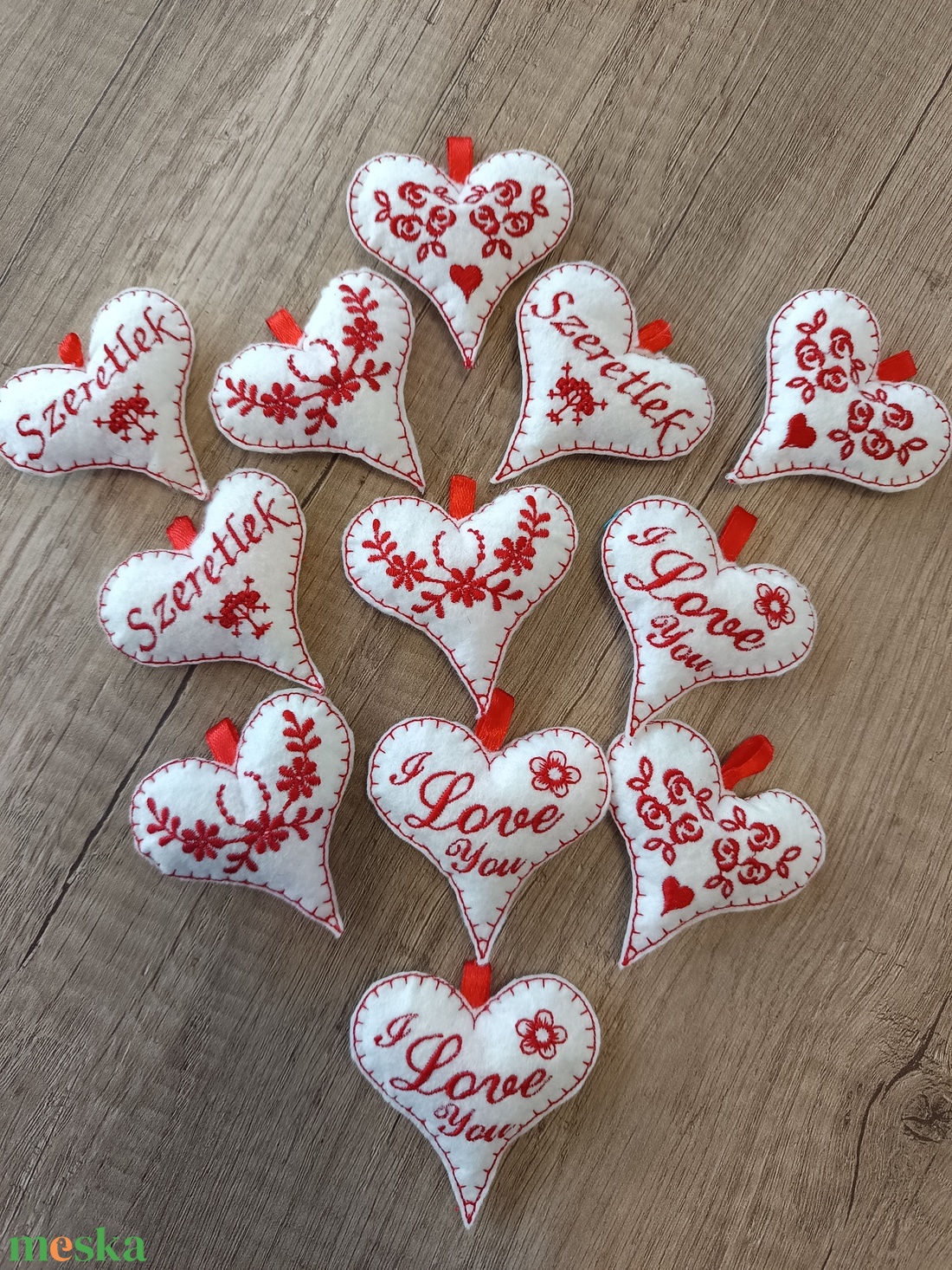 Hímzett szív filc dekoráció, ajándékkísérő, kulcstartó - táska & tok - kulcstartó & táskadísz - kulcstartó - Meska.hu