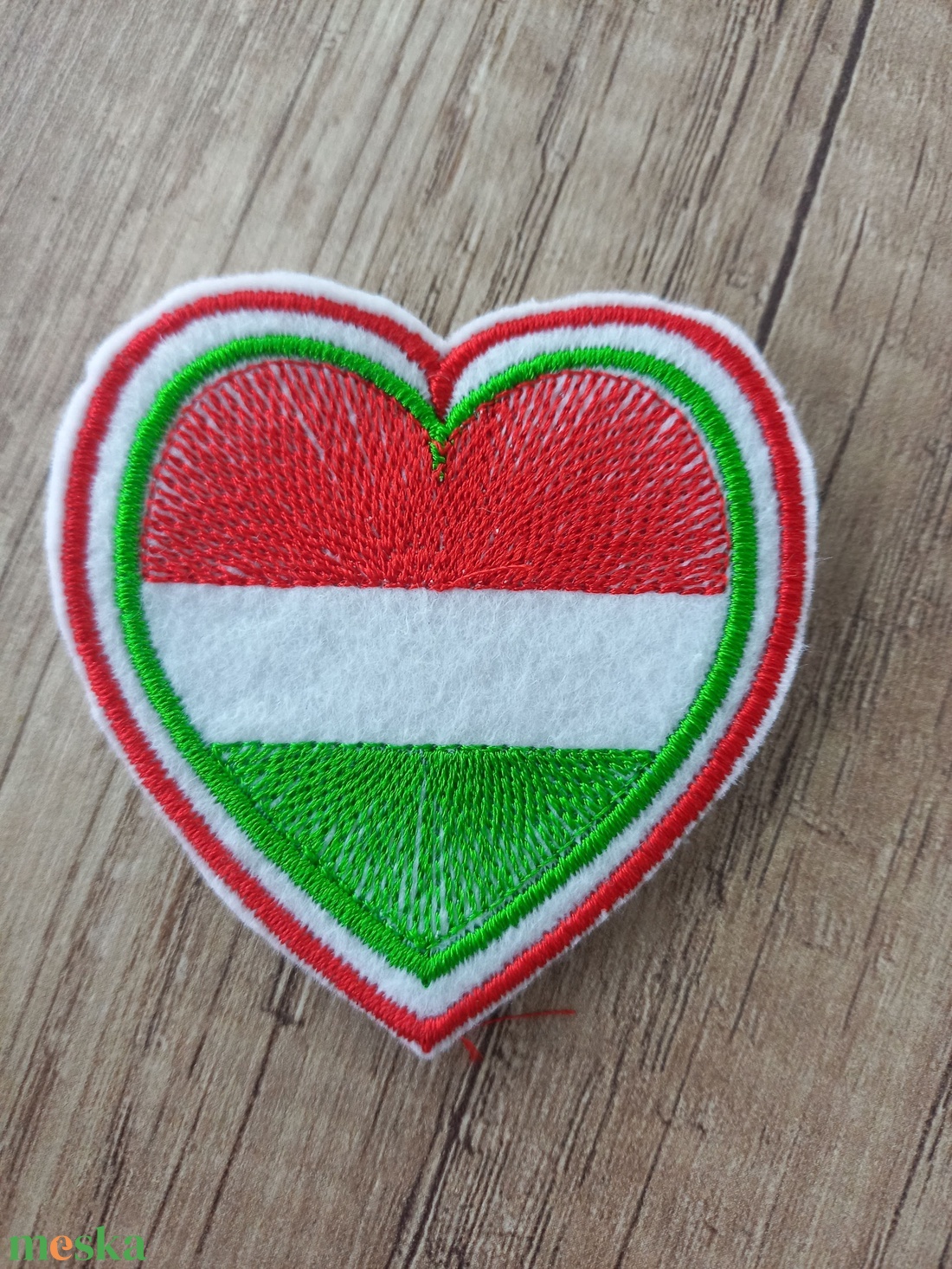 Hímzett filc kokárda, szív, virág, Magyarország formában - ékszer - kitűző és bross - Meska.hu