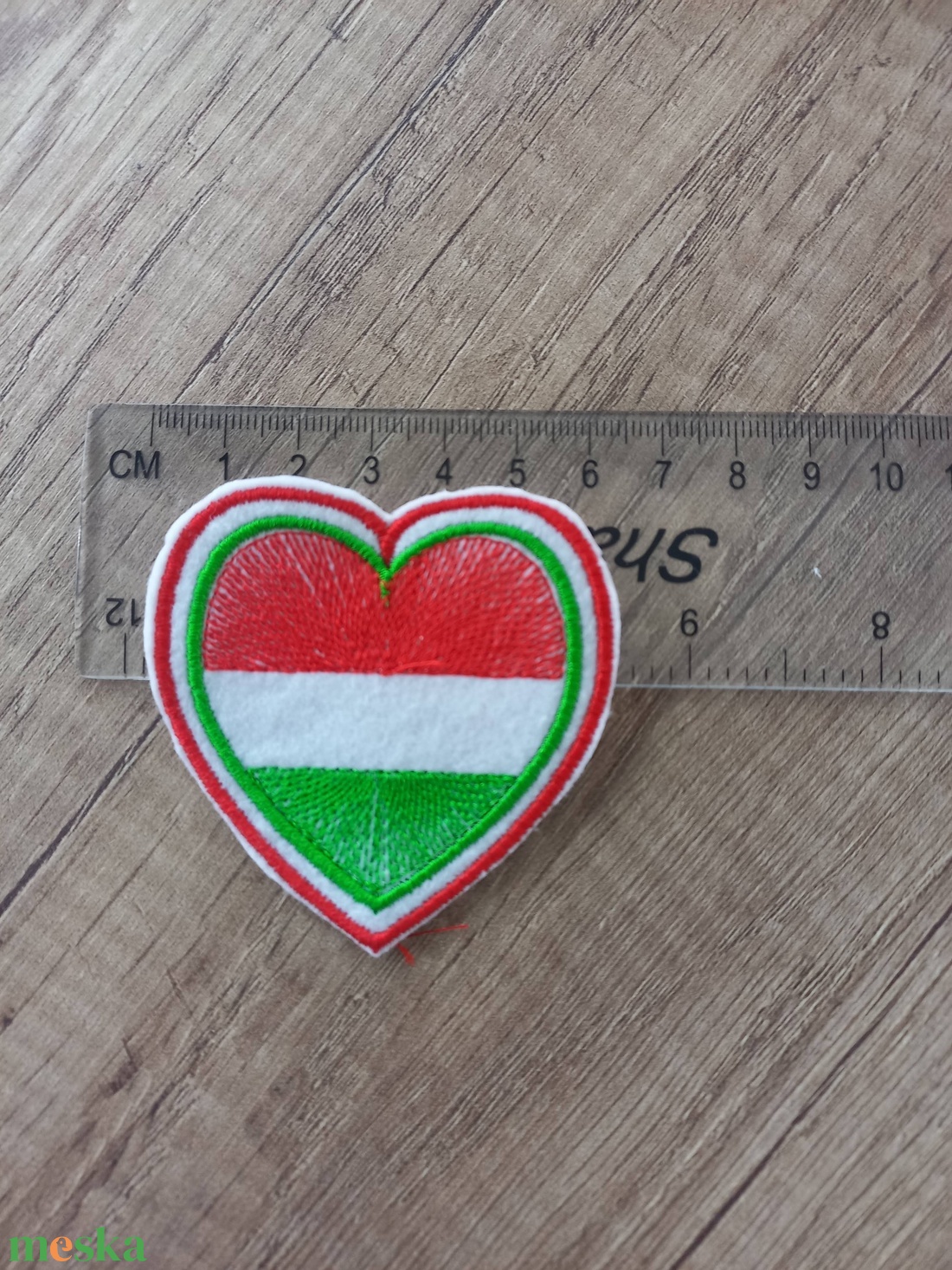 Hímzett filc kokárda, szív, virág, Magyarország formában - ékszer - kitűző és bross - Meska.hu