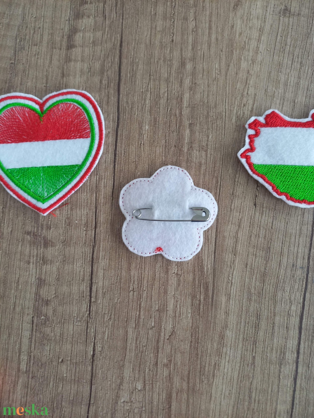 Hímzett filc kokárda, szív, virág, Magyarország formában - ékszer - kitűző és bross - Meska.hu