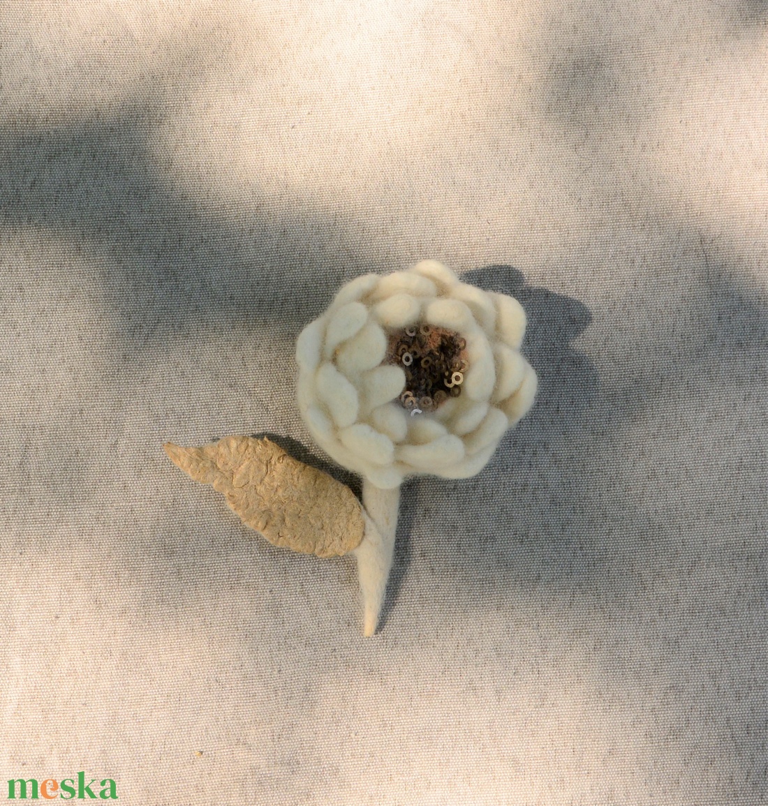 Fehér selyem nemez virágos kitűző, különleges, egyedi bross - ékszer - kitűző és bross - kitűző - Meska.hu