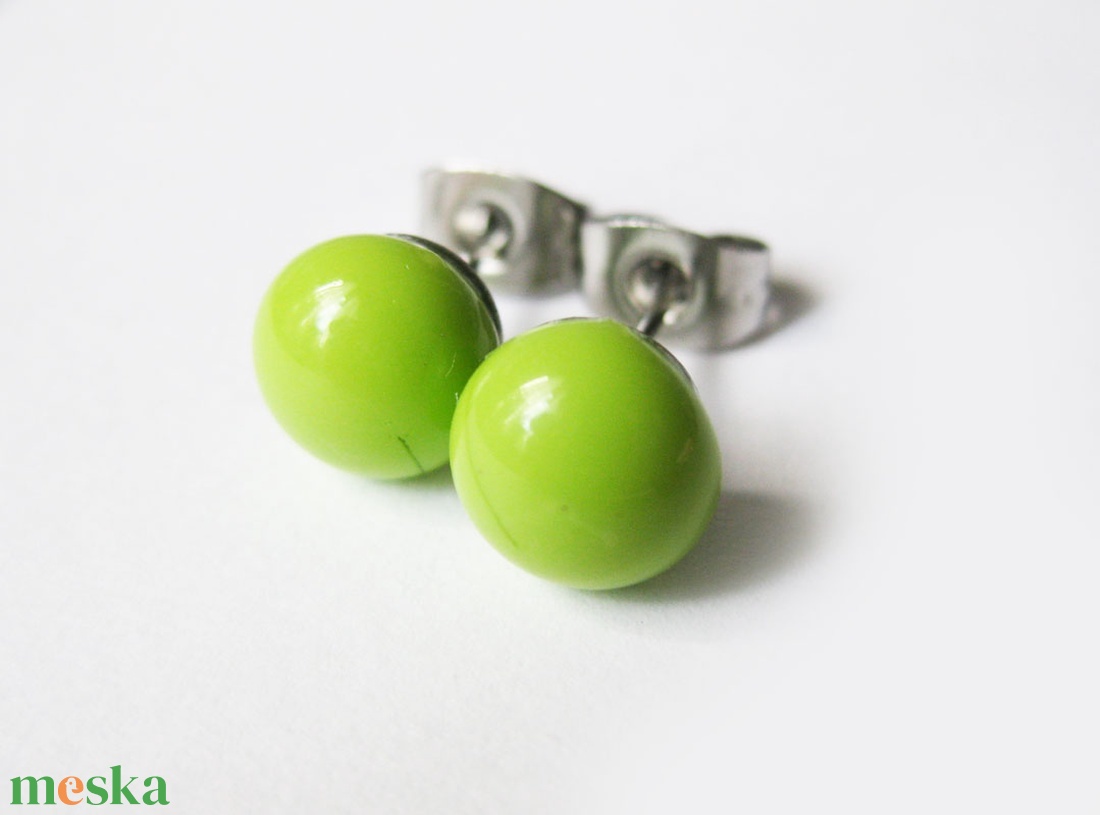 Borsózöld üveg pötyi fülbevaló - ékszer - fülbevaló - pötty fülbevaló - Meska.hu