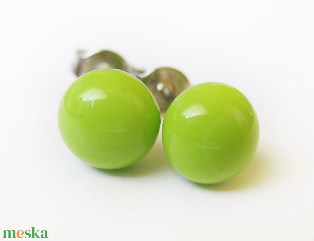 Borsózöld üveg pötyi fülbevaló - ékszer - fülbevaló - pötty fülbevaló - Meska.hu