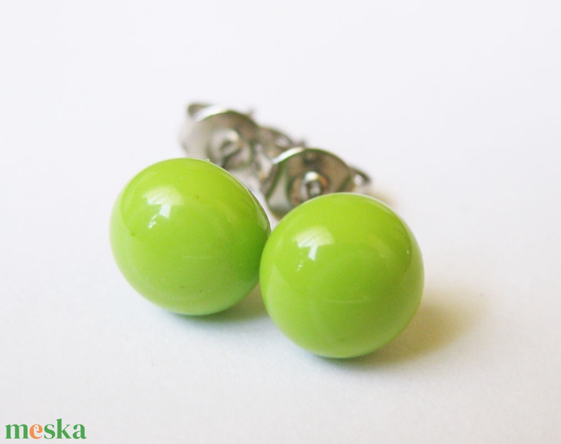 Borsózöld üveg pötyi fülbevaló - ékszer - fülbevaló - pötty fülbevaló - Meska.hu