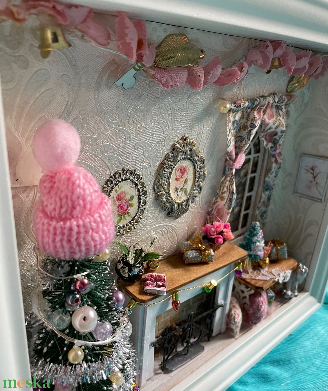 Rózsaszín karácsony - miniatűr dobozkép - fali kulcstartó - karácsony - karácsonyi lakásdekoráció - karácsonyi falu, házikó - Meska.hu