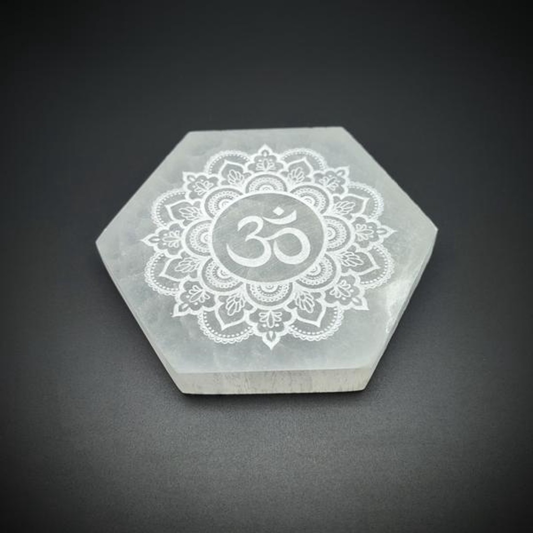 Szelenit hatszög lap om mandala 10cm - kellékek & szerszámok - ásvány alapanyag - szelenit korong - Meska.hu