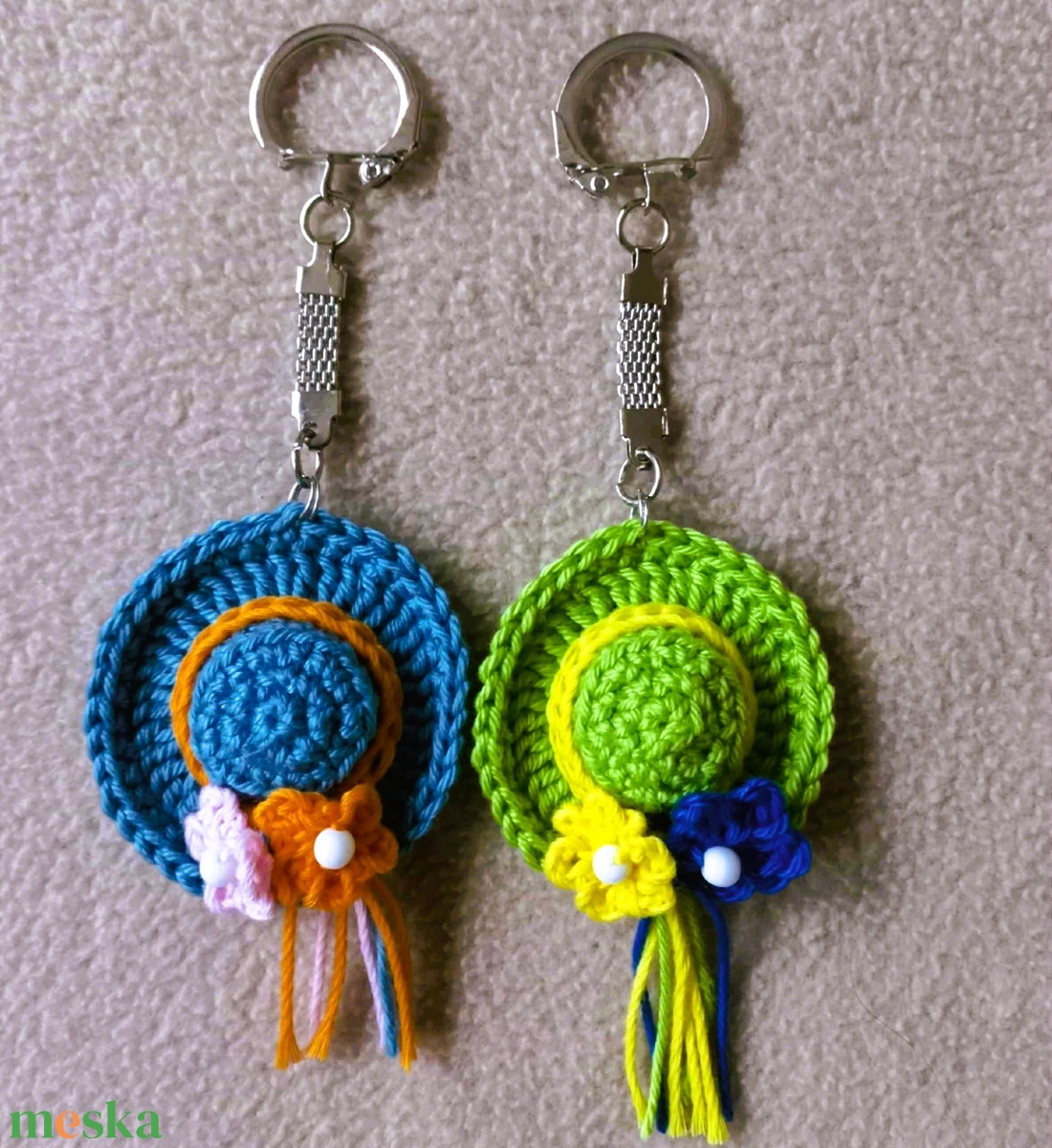 Horgolt kalap kulcstartó (2db) - táska & tok - kulcstartó & táskadísz - kulcstartó - Meska.hu