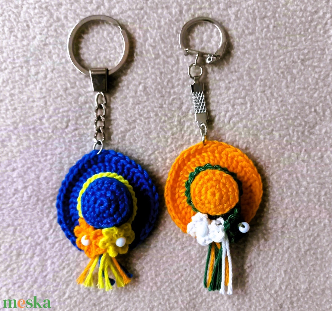 Horgolt kalap kulcstartó (2db) - táska & tok - kulcstartó & táskadísz - kulcstartó - Meska.hu