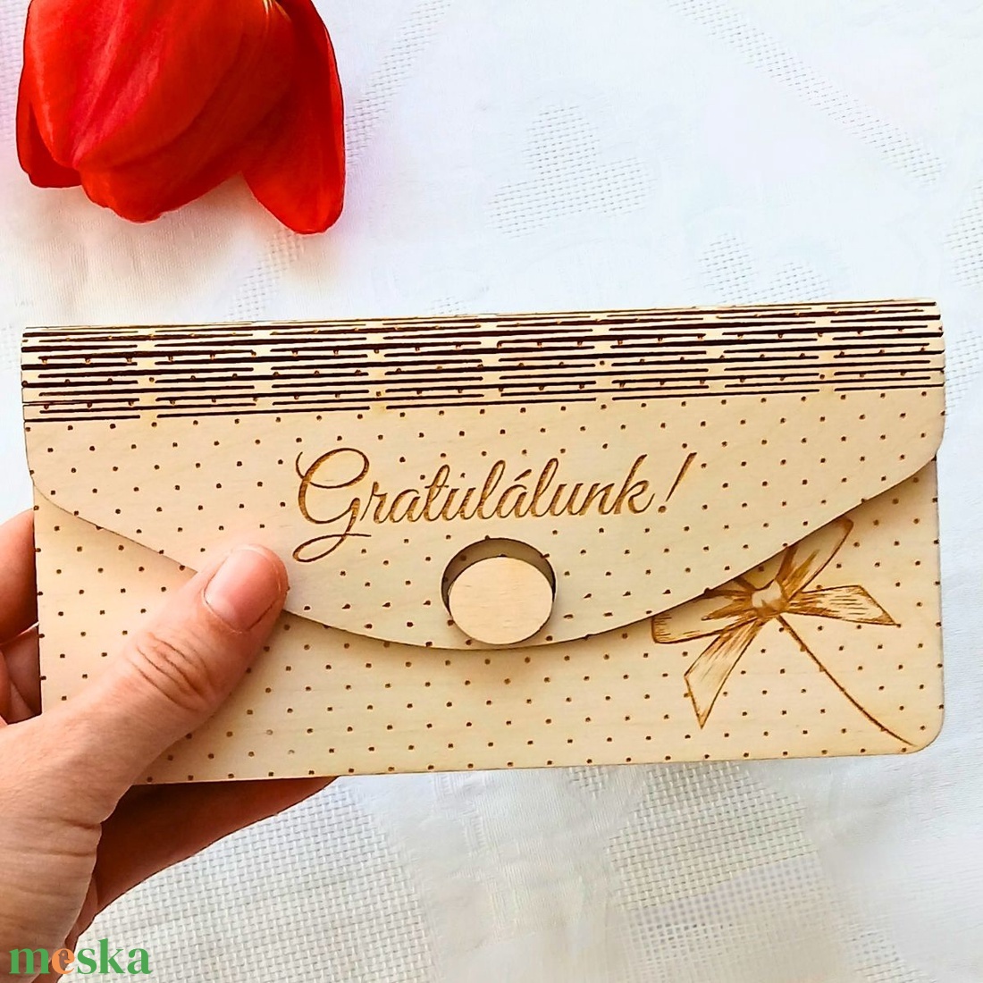 Egyedi gravírozott pénzátadó boríték, masnis pöttyös stílusban - esküvő - emlék & ajándék - nászajándék - esküvői pénzátadó doboz - Meska.hu