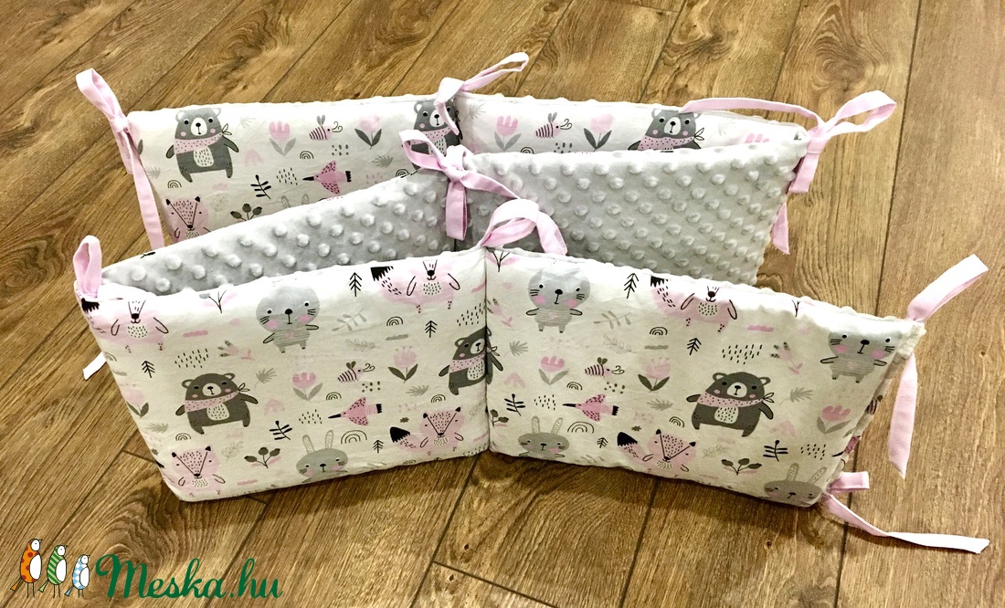 Rózsaszin erdő állatkái rácsvédő teljesen körbe érő verzióban 60x120-as kiságyba - otthon & életmód - lakástextil - Meska.hu