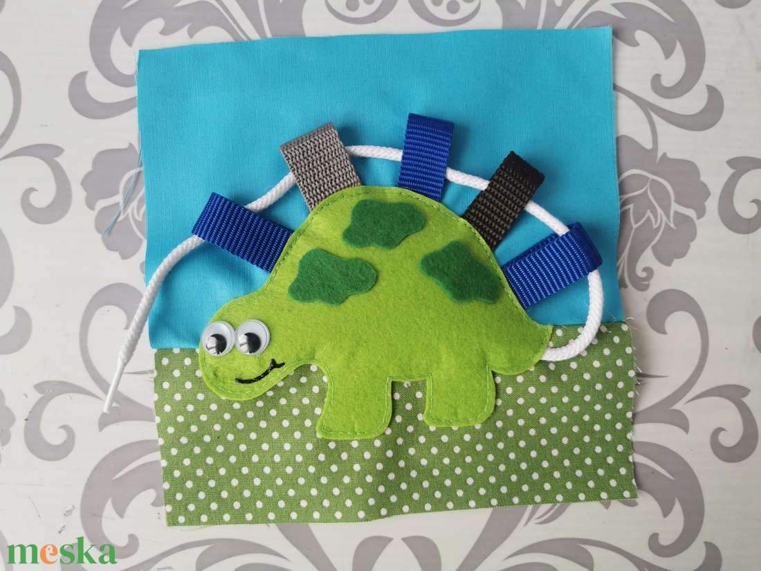 Textilkönyv egy oldala - dínó  - baba - mama - baba játékok - textilkönyv & babakönyv - Meska.hu