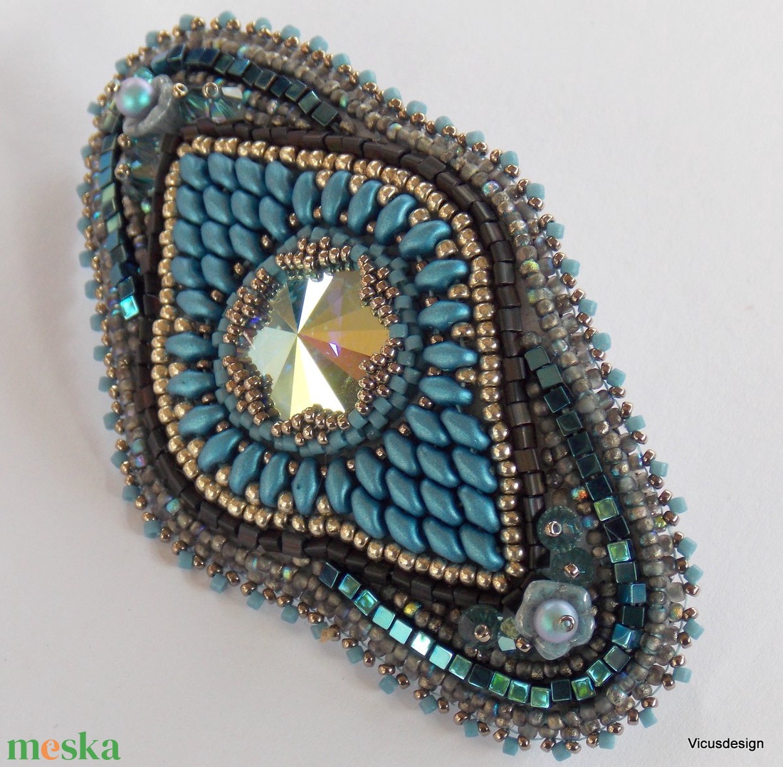 Swarovski rivolis - Gyöngy hímzett hajcsat - ruha & divat - hajdísz & hajcsat - hajcsat & hajtű - Meska.hu Swarovski rivolis - Gyöngy hímzett hajcsat - ruha & divat - hajdísz & hajcsat - hajcsat & hajtű - Meska.hu