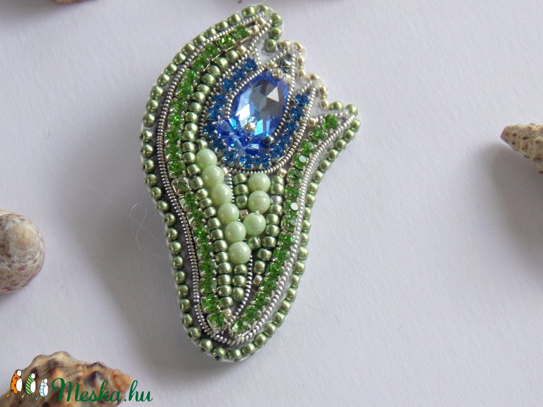 Kék tulipán -gyöngy hímzett bross-kitűző - ékszer - kitűző és bross - kitűző - Meska.hu