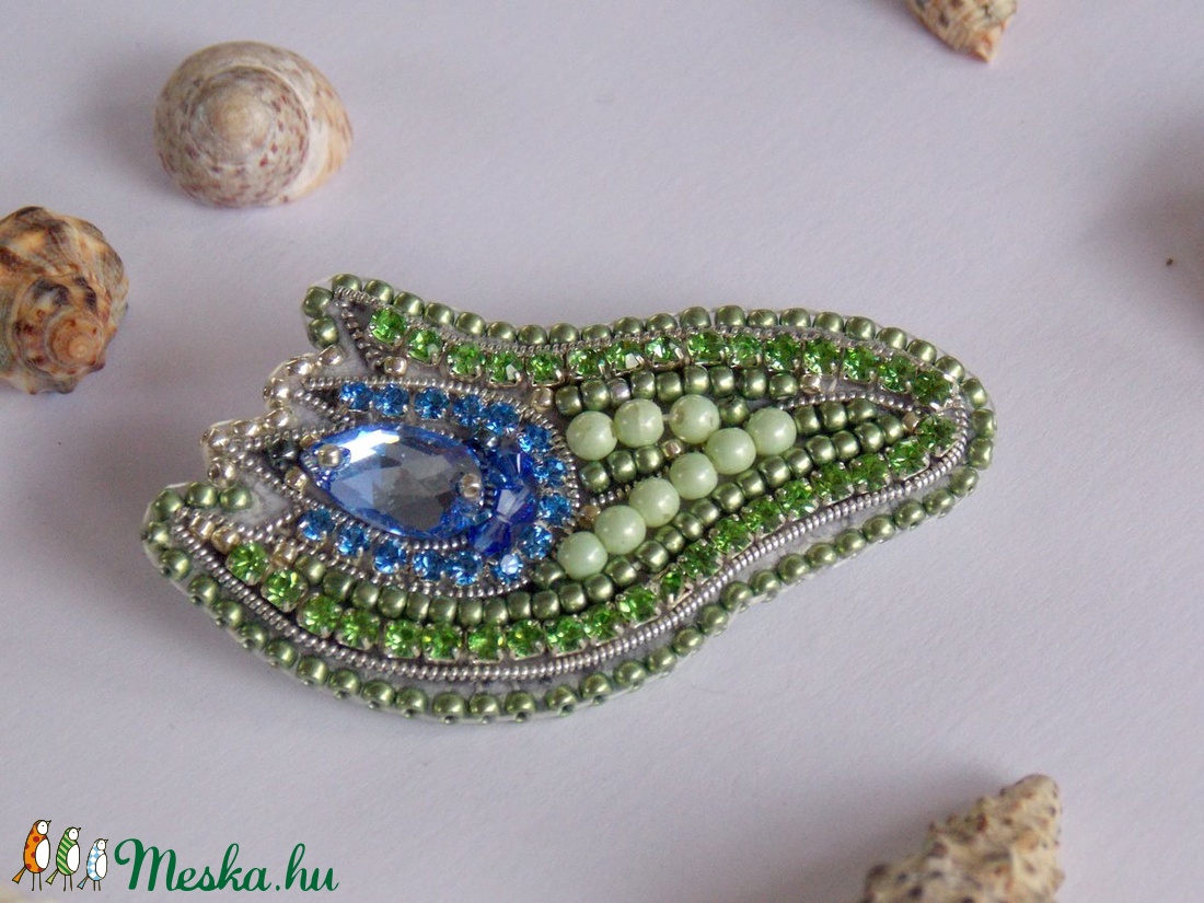 Kék tulipán -gyöngy hímzett bross-kitűző - ékszer - kitűző és bross - kitűző - Meska.hu
