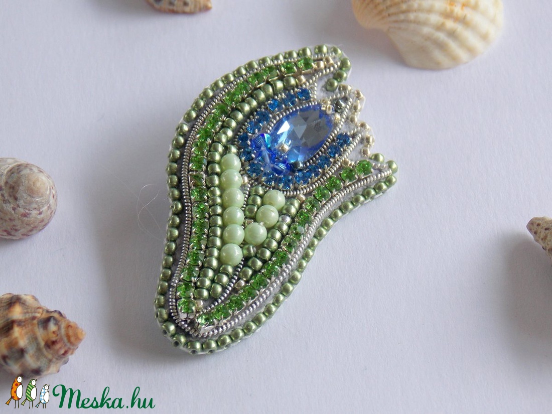 Kék tulipán -gyöngy hímzett bross-kitűző - ékszer - kitűző és bross - kitűző - Meska.hu