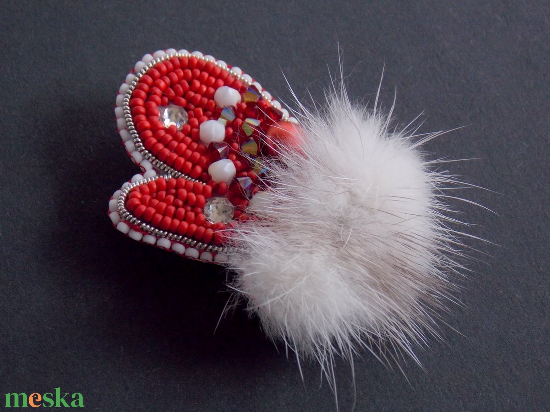 Bundás kesztyű -gyöngy hímzett bross-kitűző - ékszer - kitűző és bross - kitűző - Meska.hu Bundás kesztyű -gyöngy hímzett bross-kitűző - ékszer - kitűző és bross - kitűző - Meska.hu