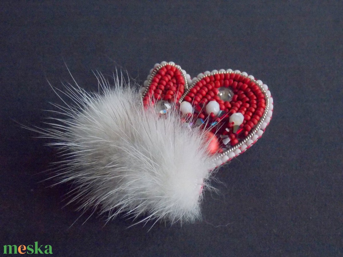 Bundás kesztyű -gyöngy hímzett bross-kitűző - ékszer - kitűző és bross - kitűző - Meska.hu Bundás kesztyű -gyöngy hímzett bross-kitűző - ékszer - kitűző és bross - kitűző - Meska.hu