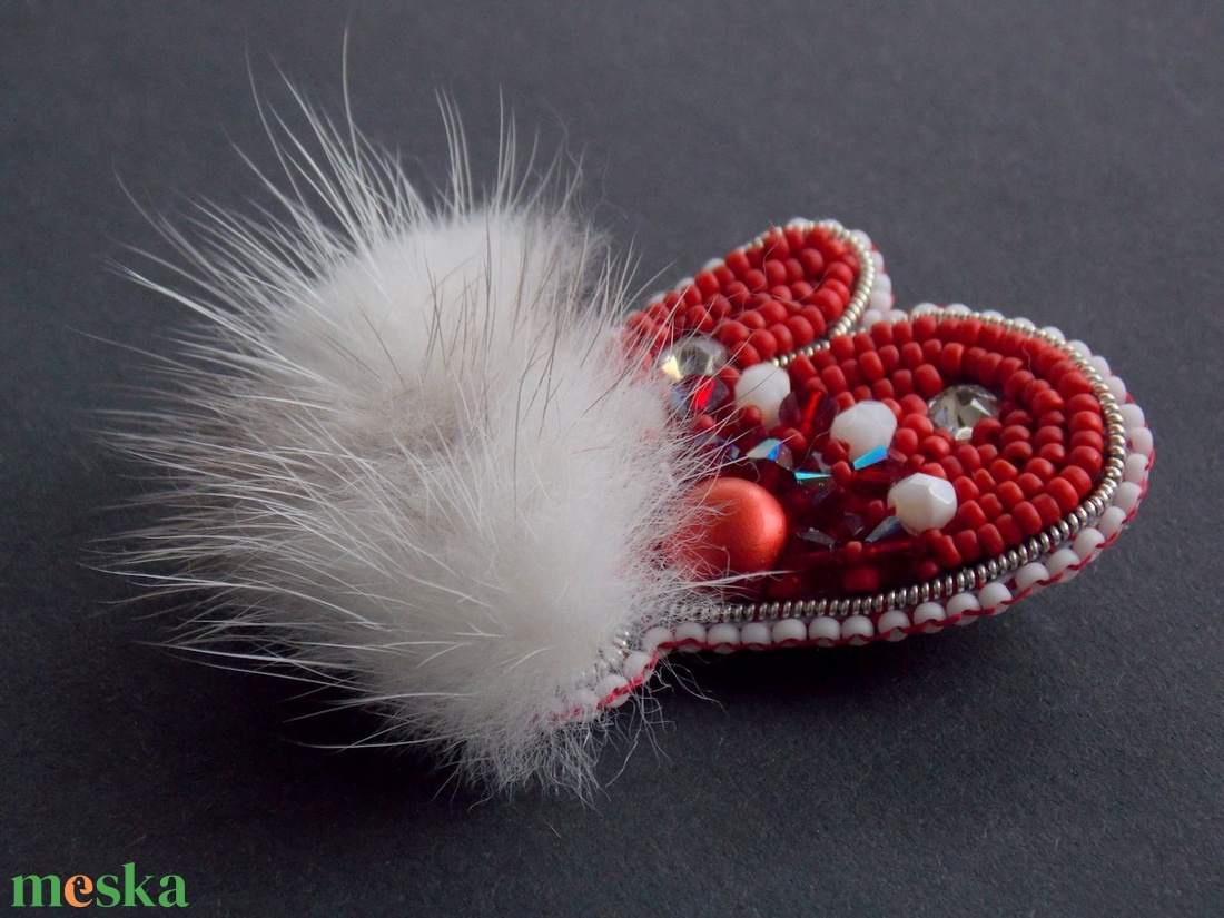 Bundás kesztyű -gyöngy hímzett bross-kitűző - ékszer - kitűző és bross - kitűző - Meska.hu Bundás kesztyű -gyöngy hímzett bross-kitűző - ékszer - kitűző és bross - kitűző - Meska.hu