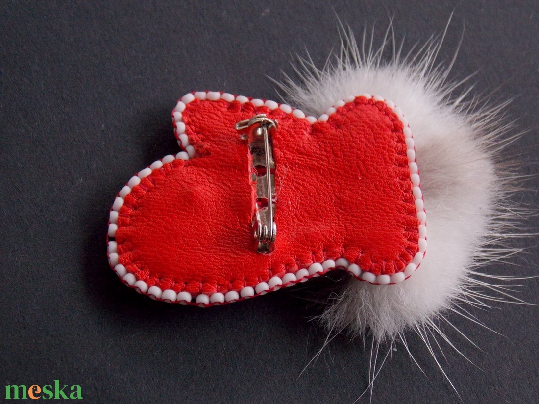 Bundás kesztyű -gyöngy hímzett bross-kitűző - ékszer - kitűző és bross - kitűző - Meska.hu Bundás kesztyű -gyöngy hímzett bross-kitűző - ékszer - kitűző és bross - kitűző - Meska.hu