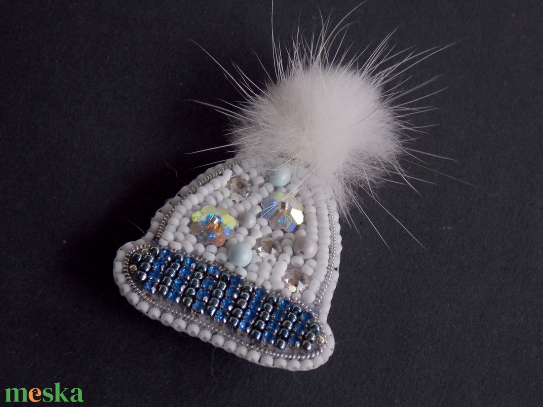 Hópelyhes sapka -gyöngy hímzett bross-kitűző - ékszer - kitűző és bross - kitűző - Meska.hu Hópelyhes sapka -gyöngy hímzett bross-kitűző - ékszer - kitűző és bross - kitűző - Meska.hu