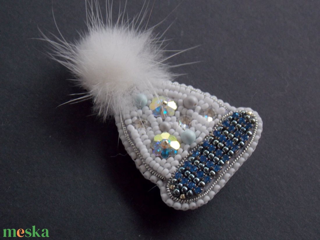 Hópelyhes sapka -gyöngy hímzett bross-kitűző - ékszer - kitűző és bross - kitűző - Meska.hu Hópelyhes sapka -gyöngy hímzett bross-kitűző - ékszer - kitűző és bross - kitűző - Meska.hu