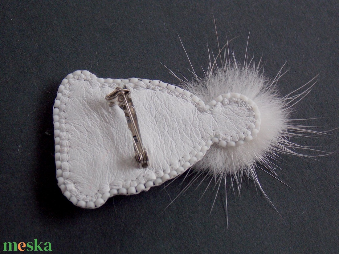 Hópelyhes sapka -gyöngy hímzett bross-kitűző - ékszer - kitűző és bross - kitűző - Meska.hu Hópelyhes sapka -gyöngy hímzett bross-kitűző - ékszer - kitűző és bross - kitűző - Meska.hu
