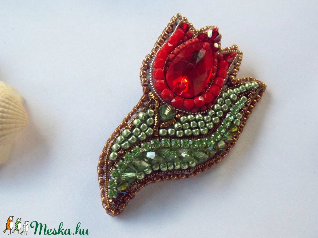 Piros tulipán -gyöngy hímzett bross-kitűző - ékszer - kitűző és bross - kitűző - Meska.hu Piros tulipán -gyöngy hímzett bross-kitűző - ékszer - kitűző és bross - kitűző - Meska.hu