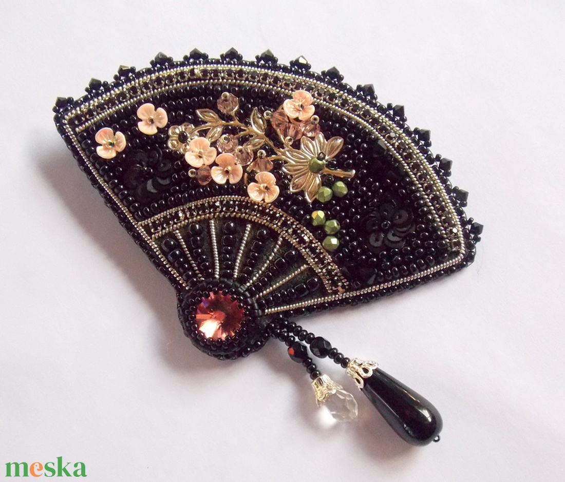 Japán legyező -gyöngy hímzett bross-kitűző - ékszer - kitűző és bross - kitűző - Meska.hu Japán legyező -gyöngy hímzett bross-kitűző - ékszer - kitűző és bross - kitűző - Meska.hu