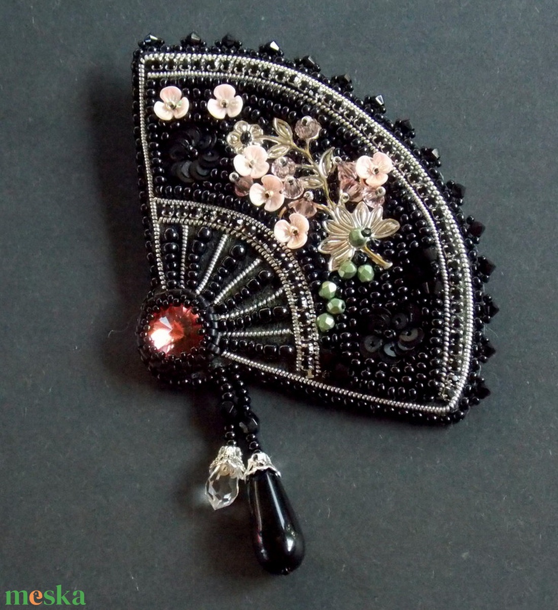 Japán legyező  -gyöngy hímzett bross-kitűző - ékszer - kitűző és bross - kitűző - Meska.hu