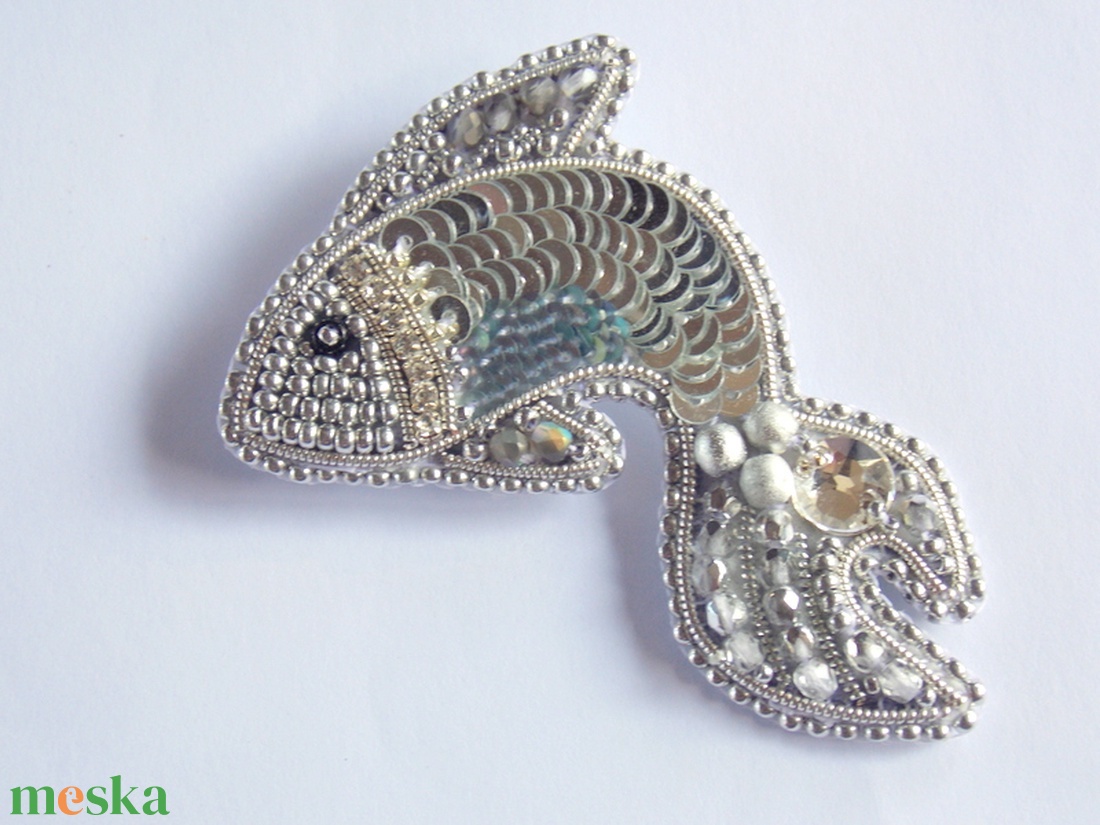 Halacska -gyöngy hímzett bross-kitűző - ékszer - kitűző és bross - kitűző - Meska.hu Halacska -gyöngy hímzett bross-kitűző - ékszer - kitűző és bross - kitűző - Meska.hu