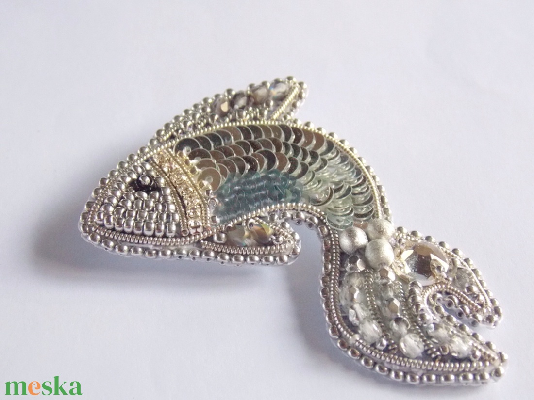 Halacska -gyöngy hímzett bross-kitűző - ékszer - kitűző és bross - kitűző - Meska.hu Halacska -gyöngy hímzett bross-kitűző - ékszer - kitűző és bross - kitűző - Meska.hu