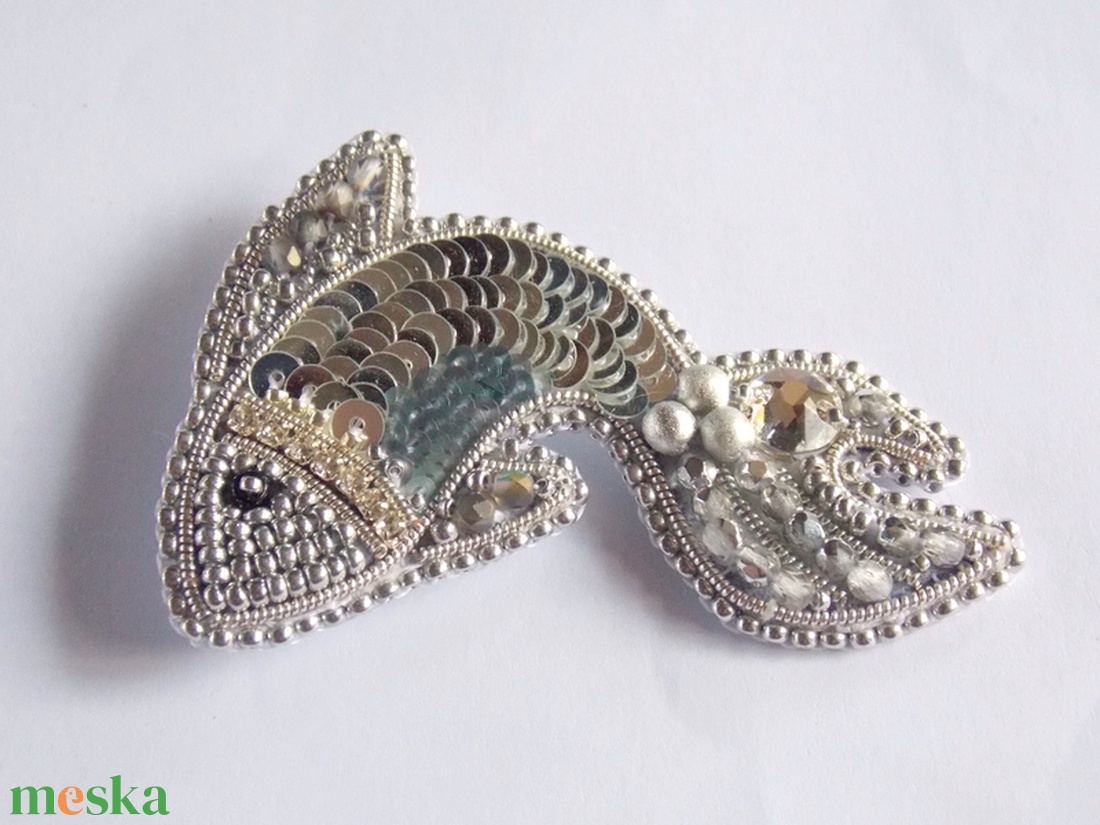 Halacska -gyöngy hímzett bross-kitűző - ékszer - kitűző és bross - kitűző - Meska.hu Halacska -gyöngy hímzett bross-kitűző - ékszer - kitűző és bross - kitűző - Meska.hu