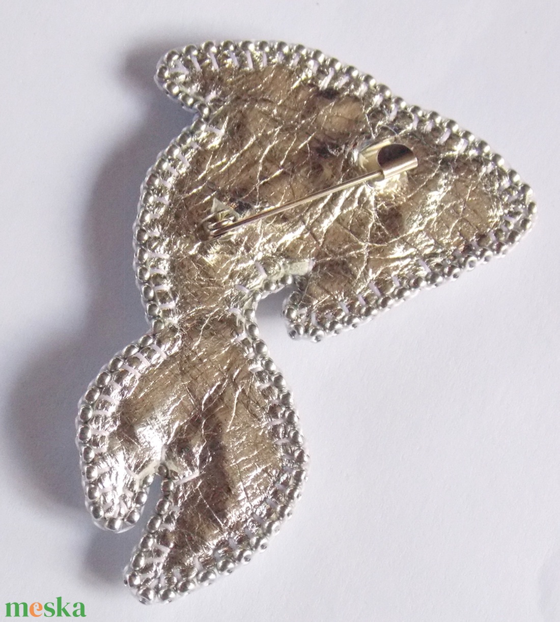 Halacska -gyöngy hímzett bross-kitűző - ékszer - kitűző és bross - kitűző - Meska.hu Halacska -gyöngy hímzett bross-kitűző - ékszer - kitűző és bross - kitűző - Meska.hu