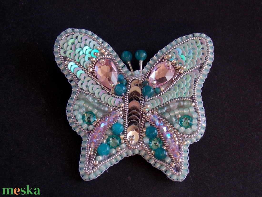 Menta pillangó  -gyöngy hímzett bross-kitűző - ékszer - kitűző és bross - kitűző - Meska.hu