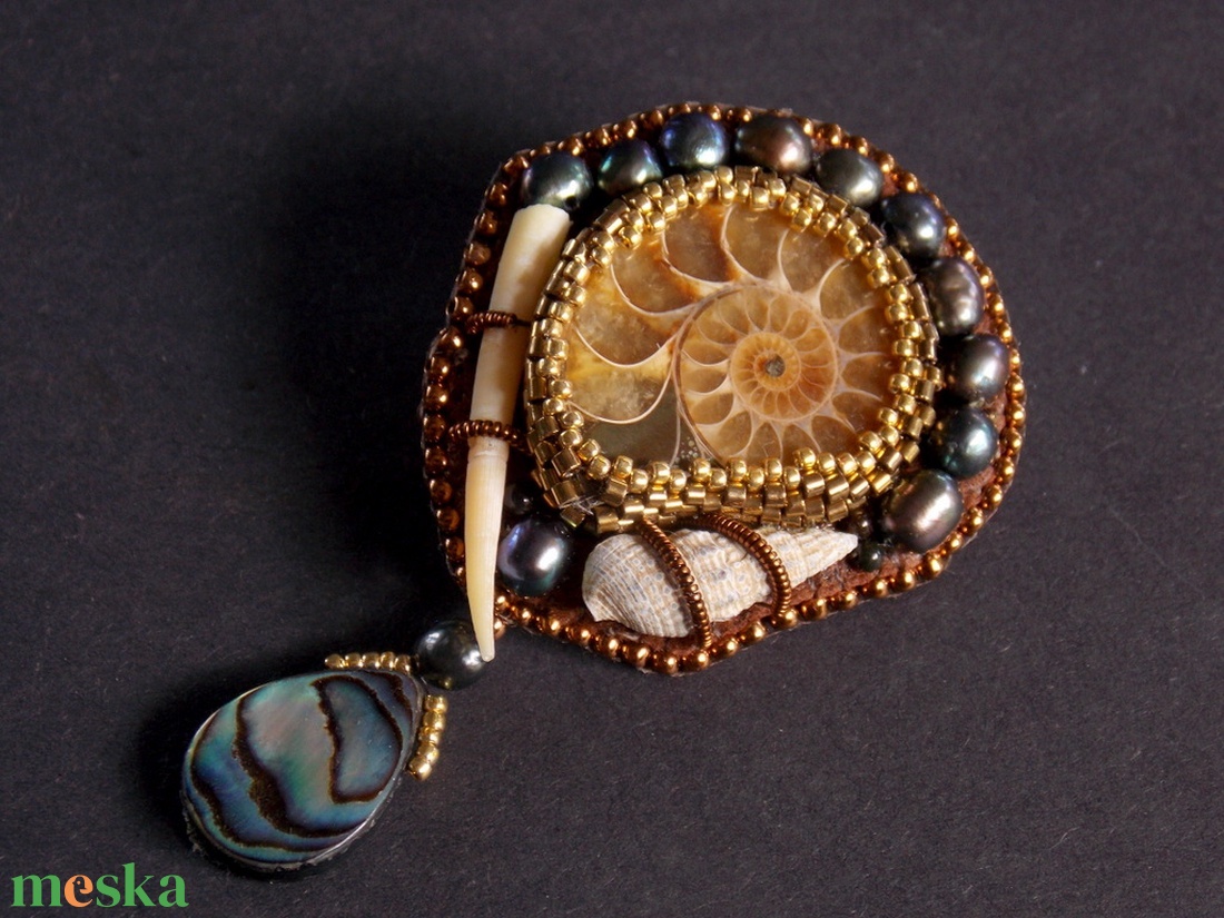 Ammonite -gyöngy hímzett bross-kitűző - ékszer - kitűző és bross - kitűző - Meska.hu Ammonite -gyöngy hímzett bross-kitűző - ékszer - kitűző és bross - kitűző - Meska.hu