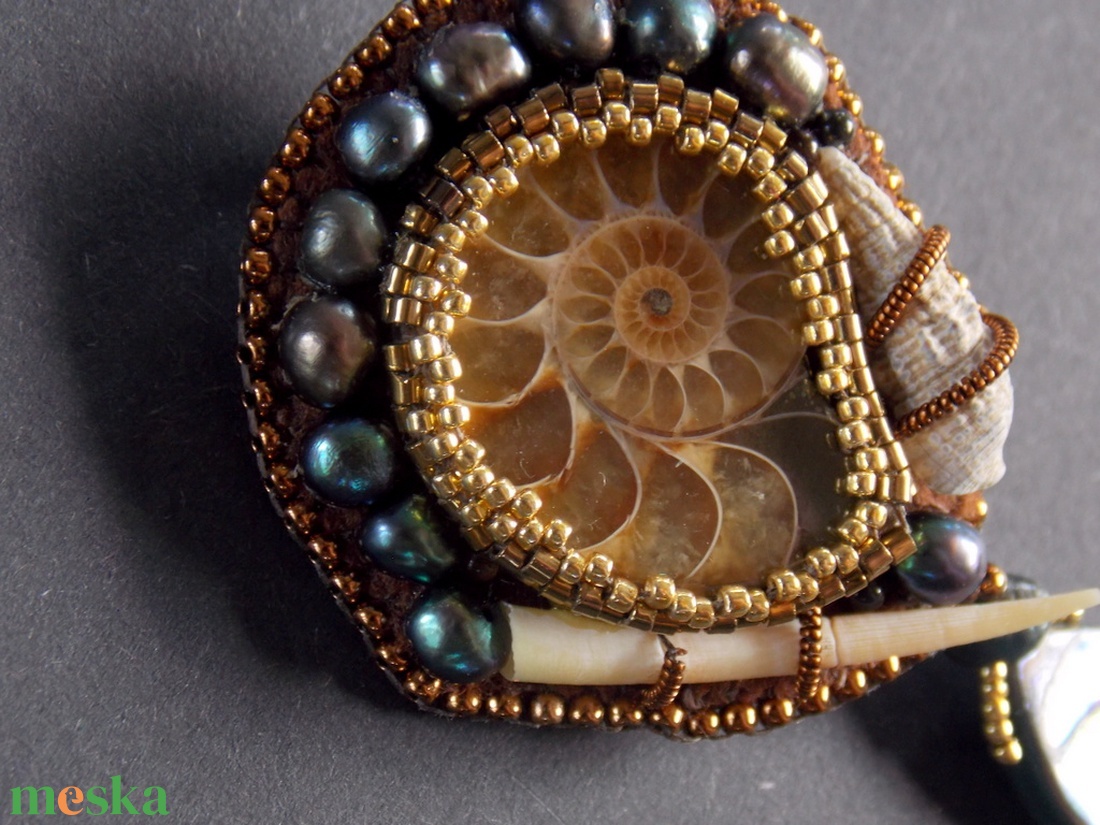 Ammonite -gyöngy hímzett bross-kitűző - ékszer - kitűző és bross - kitűző - Meska.hu Ammonite -gyöngy hímzett bross-kitűző - ékszer - kitűző és bross - kitűző - Meska.hu