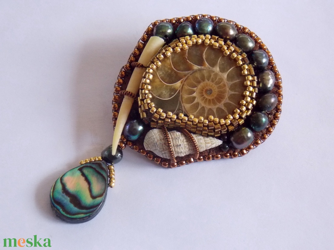 Ammonite -gyöngy hímzett bross-kitűző - ékszer - kitűző és bross - kitűző - Meska.hu Ammonite -gyöngy hímzett bross-kitűző - ékszer - kitűző és bross - kitűző - Meska.hu
