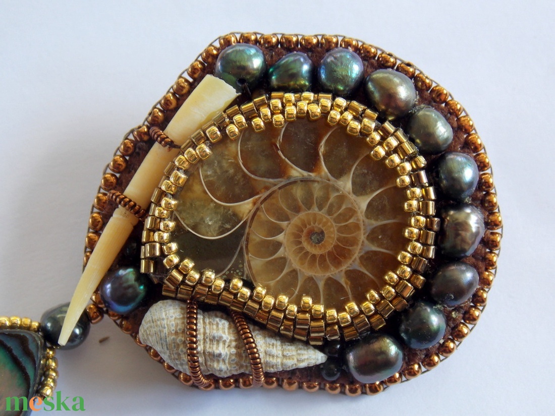 Ammonite -gyöngy hímzett bross-kitűző - ékszer - kitűző és bross - kitűző - Meska.hu Ammonite -gyöngy hímzett bross-kitűző - ékszer - kitűző és bross - kitűző - Meska.hu