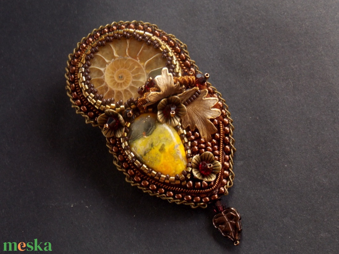 Bumblebee jasper -gyöngy hímzett bross-kitűző - ékszer - kitűző és bross - kitűző - Meska.hu Bumblebee jasper -gyöngy hímzett bross-kitűző - ékszer - kitűző és bross - kitűző - Meska.hu