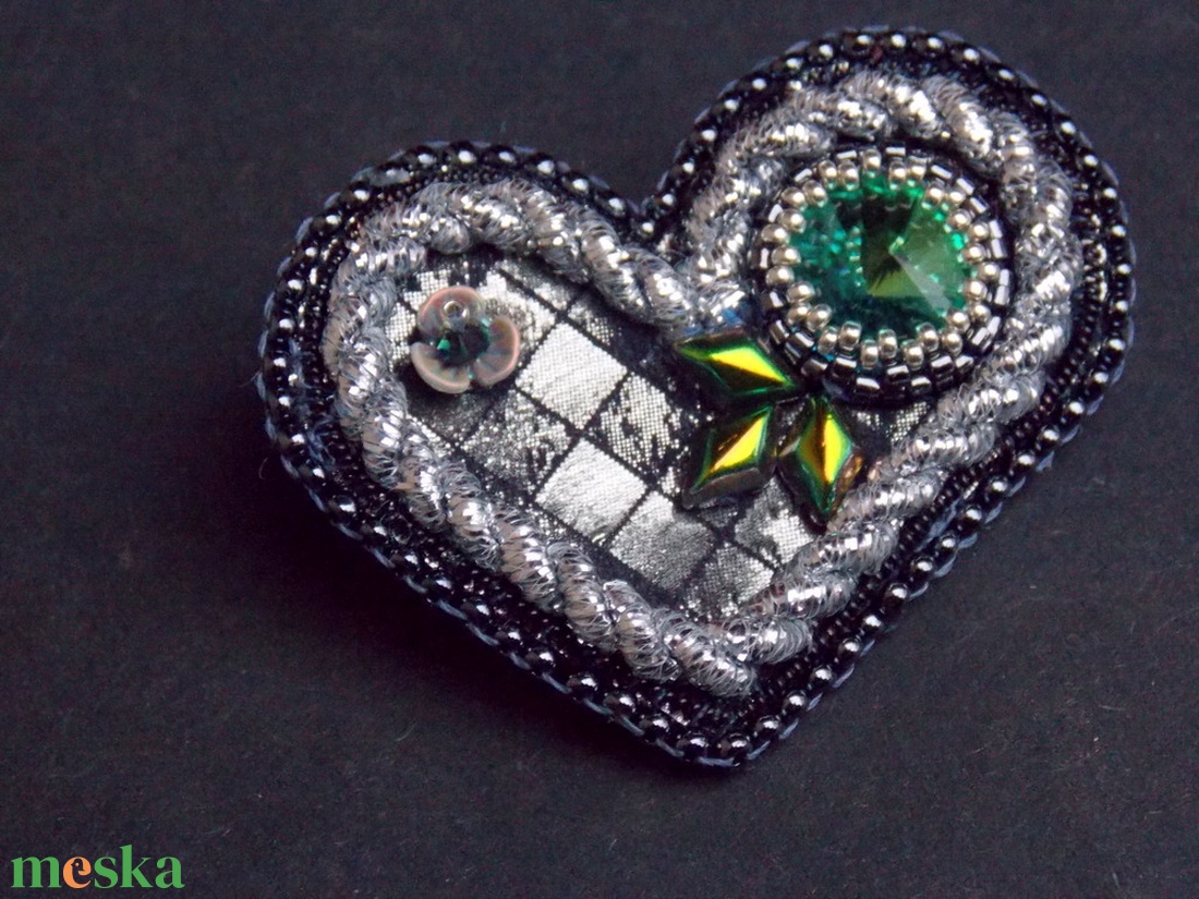 Valentin - gyöngy hímzett bross  - ékszer - kitűző és bross - kitűző - Meska.hu
