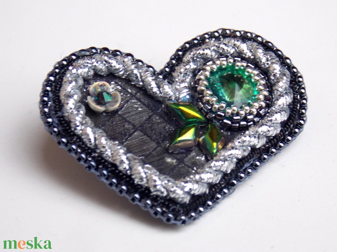 Valentin - gyöngy hímzett bross  - ékszer - kitűző és bross - kitűző - Meska.hu