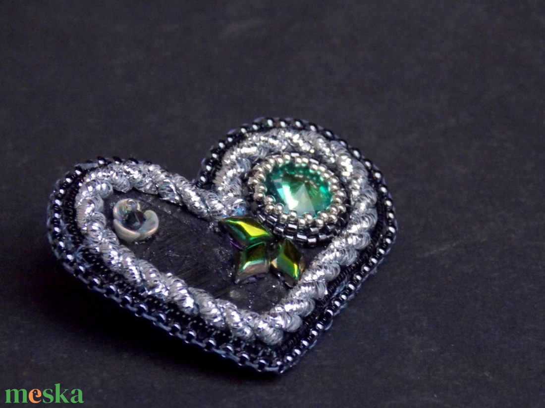 Valentin - gyöngy hímzett bross  - ékszer - kitűző és bross - kitűző - Meska.hu