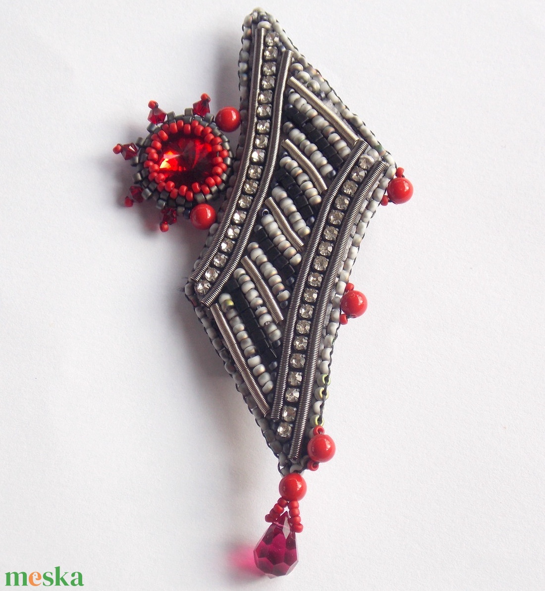 November  -gyöngy hímzett bross-kitűző - ékszer - kitűző és bross - Meska.hu