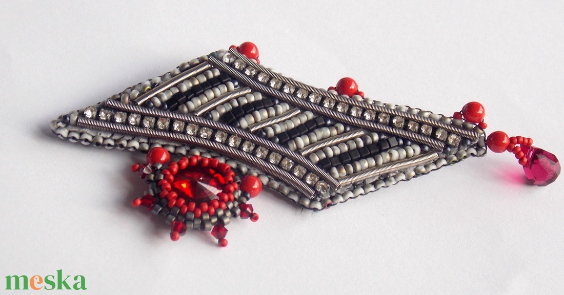 November  -gyöngy hímzett bross-kitűző - ékszer - kitűző és bross - Meska.hu