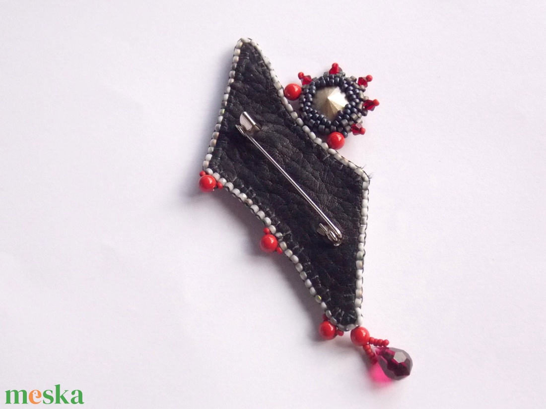 November  -gyöngy hímzett bross-kitűző - ékszer - kitűző és bross - Meska.hu