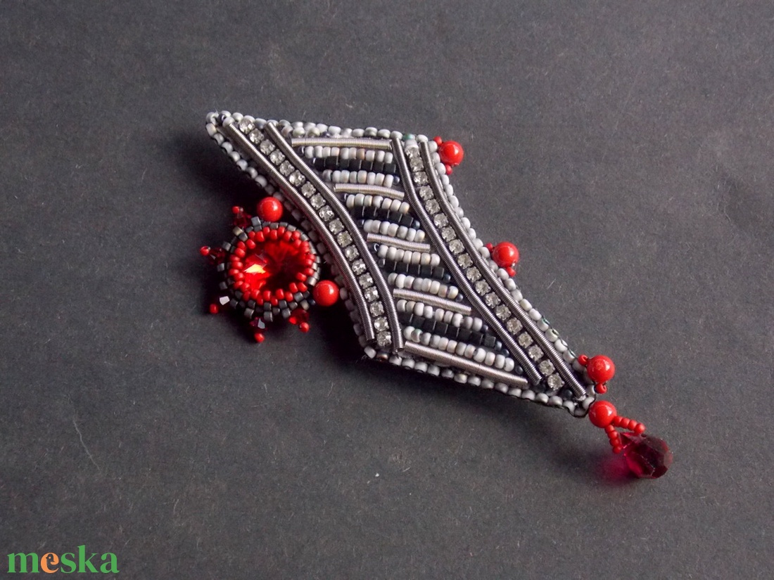 November  -gyöngy hímzett bross-kitűző - ékszer - kitűző és bross - Meska.hu