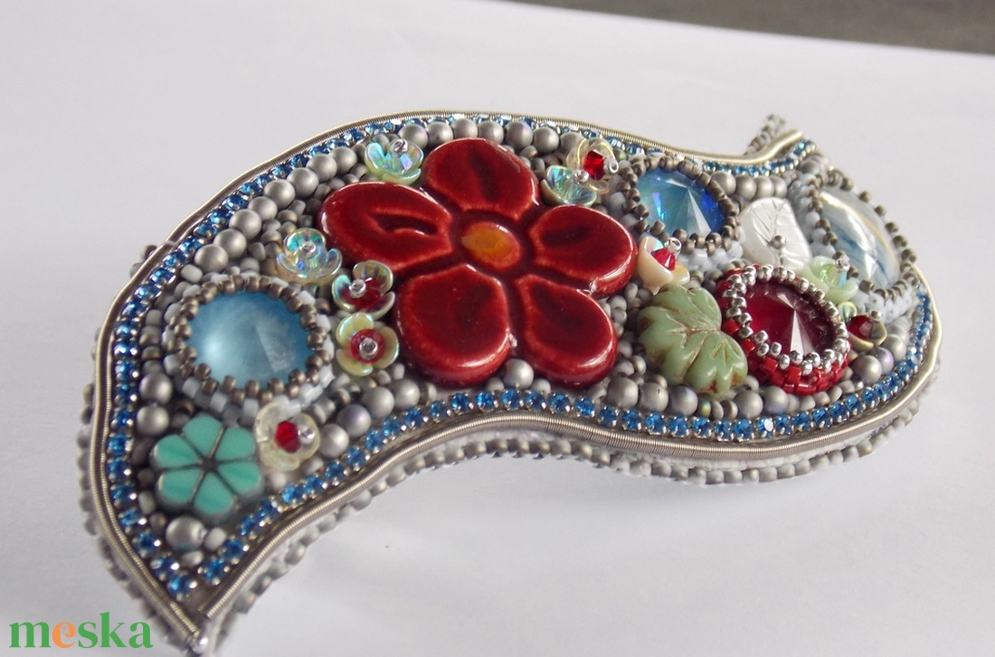 Tavaszi olvadás -gyöngy hímzett  hajcsat - ruha & divat - hajdísz & hajcsat - hajcsat & hajtű - Meska.hu