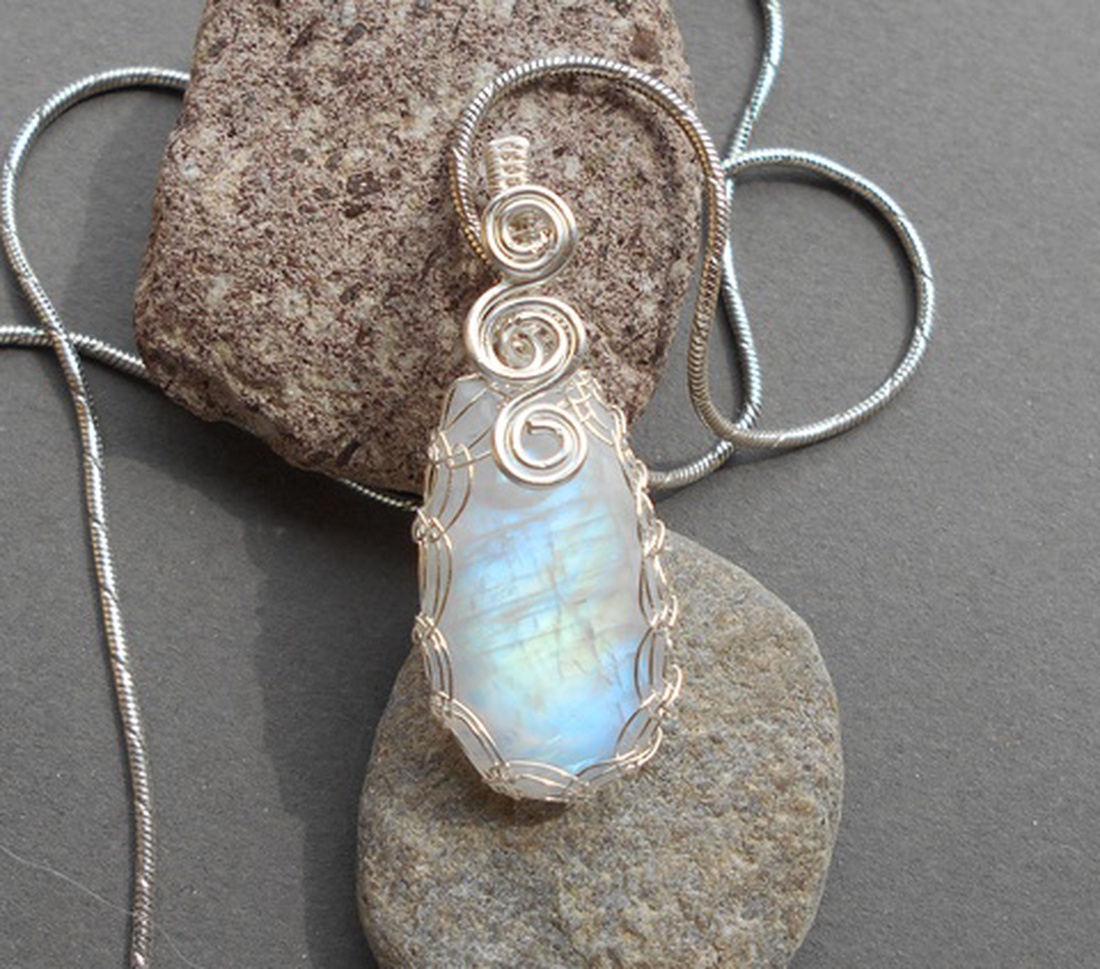 Szivárvány holdkő medál ezüstözött rézdróttal+ajándék -  - Meska.hu