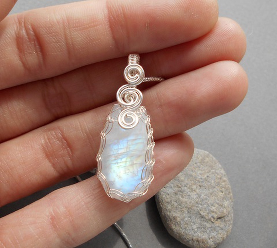 Szivárvány holdkő medál ezüstözött rézdróttal+ajándék -  - Meska.hu