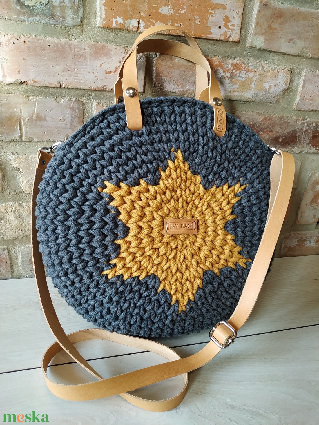 Horgolt női körtáska antracit színben - világosszürke ill. mustársárga csillaggal a közepén - Crossbody - táska & tok - kézitáska & válltáska - vállon átvethető táska - Meska.hu